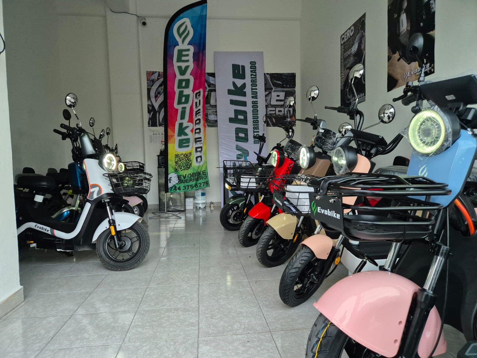 Interior de la tienda EVOBIKE en Mochitlán con la línea de motos eléctricas